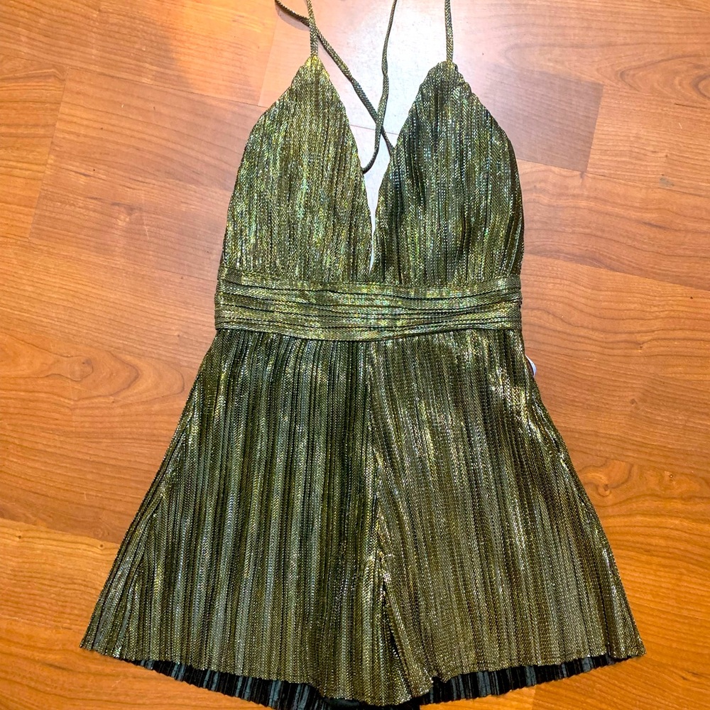 Lulu’s NWT Metallic Gold Romper. Size XS. Cross back.